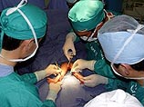 В ходе операции врачи разделили сросшиеся пятки Милагрос, а затем ноги, вплоть до паховой области
