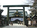 Японским правителям не рекомендуют посещать храм, где захоронен прах японских военных преступников