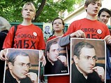 Некоторые из них были одеты в футболки с надписью: "Свободу МБХ". Выражая несогласие с приговором Ходорковскому и Лебедеву