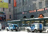 Транспарант с надписью "Мутин - пудак" два часа провисел на знаменитом здании в Петербурге Транспарант с надписью "Мутин - пудак" два часа провисел на знаменитом здании в Петербурге