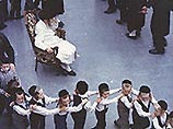 Он может стать общественно-культурным центром евреев всего мира, тем местом, которое было бы посвящено сохранению наследия еврейского народа и препятствием его разобщенности Он может стать общественно-культурным центром евреев всего мира, тем местом, которое было бы посвящено сохранению наследия еврейского народа и препятствием его разобщенности