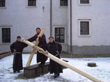 Четырехметровый дубовый крест со скульптурой Христа сделали родственники монахов, а древесину подарил фермер Кретингского района