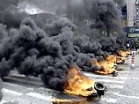 Демонстранты полностью перекрыли центральные улицы города Бупхенгне горящими шинами