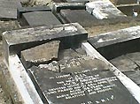 На кладбище в Прествиче, пригороде Манчестера, были повреждены около сотни надгробий и могил