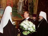 Поздравляя Патриарха, президент отметил, что государство все еще в долгу перед Церковью