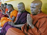 Буддийские монахи из Шри-Ланки вооружились бензином