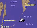 Пограничники доставили рыбаков с затонувшей шхуны в Петропавловск-Камчатский