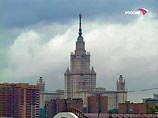 В небе над Москвой сгущаются тучи и, как сообщили ИТАР-ТАСС в столичном Гидрометеобюро, в понедельник весь день будут идти сильные дожди, местами возможны грозы
