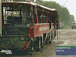 "В результате из 28 пассажиров, находившихся в салоне автобуса, погиб один человек и 17 с травмами разной тяжести госпитализированы", - отметили в МЧС РФ