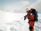 В правилах для альпинистов говорится, что все экскременты либо должны спускаться в расселины, либо уноситься с горы в персональных емкостях