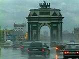 В результате сильнейшего дождя в Москве резко ухудшилась ситуация на дорогах. Видимость резко снизилась и составила порядка 50 метров. Скорость движения автомобилей из-за дождя также резко упала