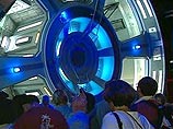 На аттракционе "Миссия: Космос" люди вращаются в гигантской центрифуге, где на них воздействует двойная сила тяжести. Посетители совершают виртуальный полет на Марс