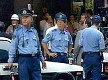 В Японии человек с двумя спрятанными под одеждой ножами был арестован после того, как он вошел в среднюю школу