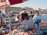 В Латвии отменили запрет на торговлю живой рыбой, обязав продавцов "соблюдать ее права"