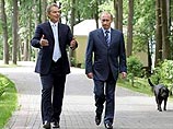 телевизионные новости и фотографии в газетах изображают российского президента Владимира Путина как радушного хозяина, принимающего в саду британского премьера Тони Блэра