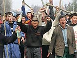 В Киргизии 500 сторонников кандидата, снятого с выборов, захватили Правительство и ЦИК В Киргизии 500 сторонников кандидата, снятого с выборов, захватили Правительство и ЦИК