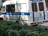 По данным ГУВД, сигнал об угрозе взрыва в доме номер 25 по улице Маршала Катукова поступил в милицию в 9:45 мск. "В службу спасения позвонил молодой человек, который представился и сообщил, что трое неизвестных людей закладывают под здание магазина детона По данным ГУВД, сигнал об угрозе взрыва в доме номер 25 по улице Маршала Катукова поступил в милицию в 9:45 мск. "В службу спасения позвонил молодой человек, который представился и сообщил, что трое неизвестных людей закладывают под здание магазина детона