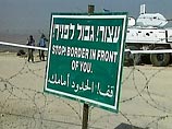 Как сообщили РИА "Новости" в пресс-службе Армии обороны Израиля, в воскресенье два палестинских боевика-смертника приблизились к позиции израильских войск "Гирит" на стратегической полосе "Ось Филадельфия", пролегающей вдоль границы Газы с Египтом