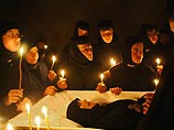 В одном из отдаленных женских монастырей Румынии монашка скончалась после шокирующего жестокостью ритуала по изгнанию дьявола. По наставлению местного священника девушку распяли, заткнули рот кляпом и оставили на три дня в холодной комнате В одном из отдаленных женских монастырей Румынии монашка скончалась после шокирующего жестокостью ритуала по изгнанию дьявола. По наставлению местного священника девушку распяли, заткнули рот кляпом и оставили на три дня в холодной комнате