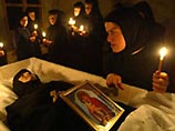 При этом обитатели монастыря, находящегося на северо-западе страны, уверены, что Маричика Ирина Корничи была одержима дьяволом и что ее распятие было частью ритуала по его изгнанию При этом обитатели монастыря, находящегося на северо-западе страны, уверены, что Маричика Ирина Корничи была одержима дьяволом и что ее распятие было частью ритуала по его изгнанию