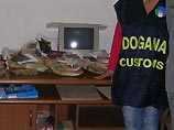 В транзитном переходе агенты финансовой гвардии остановили молодых людей и предложили пройти в специальное помещение для досмотра. При досмотре оказалось, что у всех задержанных было необычное пластиковое нижнее белье В транзитном переходе агенты финансовой гвардии остановили молодых людей и предложили пройти в специальное помещение для досмотра. При досмотре оказалось, что у всех задержанных было необычное пластиковое нижнее белье