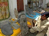 По данным местных СМИ, контрабандный груз состоял из нескольких сотен предметов древности, основную часть его составляли буддийские скульптуры эпохи Гандхары По данным местных СМИ, контрабандный груз состоял из нескольких сотен предметов древности, основную часть его составляли буддийские скульптуры эпохи Гандхары