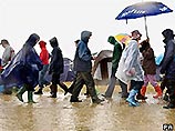 Проливные дожди и грозы сорвали открытие фестиваля в Гластонбери и могут помешать проведению матчей на Уимблдоне