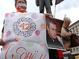 Около сотни сторонников экс-главы ЮКОСа Михаила Ходорковского собрались в воскресенье перед СИЗО "Матросская тишина"