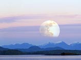 NASA способно послать человека в космос, посадить зонд на Марс, однако космическое агентство пока не может объяснить, почему Луна выглядит больше, когда находится на горизонте, чем когда стоит высоко в ночном небе NASA способно послать человека в космос, посадить зонд на Марс, однако космическое агентство пока не может объяснить, почему Луна выглядит больше, когда находится на горизонте, чем когда стоит высоко в ночном небе