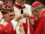 Папа Бенедикт XVI возложил знаки архиепископского достоинства на 32 прелатов