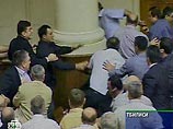 В парламенте Грузии до крови подрались оппозиционеры и сторонники президента (ФОТО)