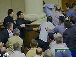 В парламенте Грузии до крови подрались оппозиционеры и сторонники президента (ФОТО) В парламенте Грузии до крови подрались оппозиционеры и сторонники президента (ФОТО)