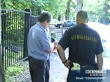 На место происшествия прибыли два наряда конной милиции, вызваны спасатели для усыпления собаки, так как ее хозяина найти не удалось На место происшествия прибыли два наряда конной милиции, вызваны спасатели для усыпления собаки, так как ее хозяина найти не удалось