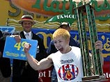 Представитель Японии Такеру Кобаяси в пятый раз подряд завоевал титул чемпиона мира на международных соревнованиях по поеданию хот-догов, которые состоялись 4 июля в Нью-Йорке