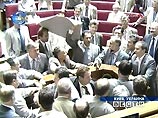 В украинском парламенте возле трибуны произошла потасовка между членами фракций Компартии, "Наша Украина" и Блока Юлии Тимошенко В украинском парламенте возле трибуны произошла потасовка между членами фракций Компартии, "Наша Украина" и Блока Юлии Тимошенко