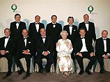 Королева приветствовала гостей саммита, а затем все они вместе позировали для общей фотографии встречи