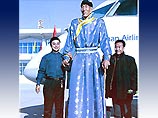 54-летний Си Шун, из района Внутренняя Монголия войдет в Книгу рекордов Гиннесса благодаря своему огромному росту 7 футов 8,95 дюймов (2 метра 36,1 см)