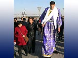 Новый рекордсмен, мать которого была ростом всего лишь 160 см, имел обычный рост до подросткового возраста Новый рекордсмен, мать которого была ростом всего лишь 160 см, имел обычный рост до подросткового возраста