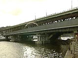 Девушка, пытавшаяся покончить жизнь самоубийством, слезла с Лужнецкого моста и сбежала