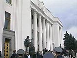 У здания парламента Украины 7 мужчин угрожают совершить самосожжение