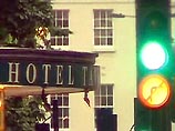 Сотни приезжих были вынуждены провести минувшую ночь в Лондоне и некоторые из них обвиняют руководство гостиниц в попытке нажиться на кризисе в столице