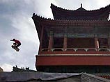 В субботу американский скейтбордист Дэнни Уэй при помощи специальной рампы на скорости около 80 км/ч успешно перепрыгнул через Великую китайскую стену, передает АР