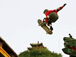 В Китае скейтбордист при помощи гигантской рампы перепрыгнул через Великую китайскую стену (ФОТО)