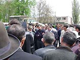 В ингушском Карабулаке утром митингующие выгнали мэра. Днем его уволил и президент Зязиков В ингушском Карабулаке утром митингующие выгнали мэра. Днем его уволил и президент Зязиков