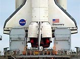 Discovery стоит на стартовом столе на космодроме на мысе Канаверал (штат Флорида), предстартовый отсчет идет в полном соответствии с графиком и шаттл должен стартовать в среду в 15:51 по времени восточного побережья США