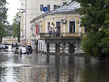 Проливной дождь подтопил в среду днем ряд московских улиц и осложнил дорожную обстановку Проливной дождь подтопил в среду днем ряд московских улиц и осложнил дорожную обстановку