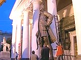 Памятник Петру I Церетели увезли из исторического центра Петербурга Памятник Петру I Церетели увезли из исторического центра Петербурга