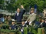 Как обычно, празднование началось с приветствия президента Франции Жака Ширака, который объехал строй войск в сопровождении начальника генерального штаба Анри Бентежа и командующего столичным военным округом генерала Марселя Валантена