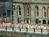Для участия в самой масштабной в Великобритании инсталляции фотографа, получившей название Naked City ("Обнаженный город"), в 4 утра по местному времени демонстранты из городов Ньюкасл и Гейтсхед собрались на берегу реки Тайн