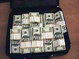 В 13 раз увеличился за четыре года средний размер "средней" взятки, полученной чиновником от российского бизнесмена: с 10200 до 135800 долларов. Об этом говорится во втором масштабном исследовании коррупции в России, осуществленном фондом ИНДЕМ В 13 раз увеличился за четыре года средний размер "средней" взятки, полученной чиновником от российского бизнесмена: с 10200 до 135800 долларов. Об этом говорится во втором масштабном исследовании коррупции в России, осуществленном фондом ИНДЕМ